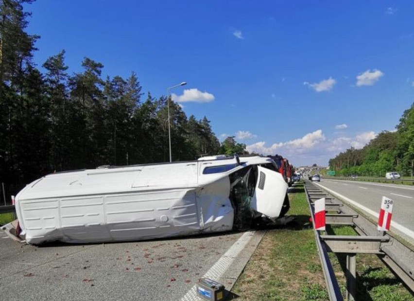 Bus dachował na S8 w województwie łódzkim.