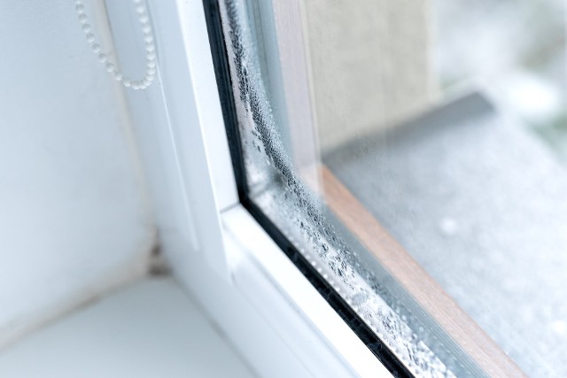 W okresie jesienno-zimowym na wewnętrznych szybach okien pojawiają się małe krople wody lub szyby są zaparowane. Najczęściej występowanie tych zjawisk nie jest efektem nieprawidłowego montażu czy wady okna. Kondensacja pary na szybach następuje, gdy wilgotność względna w pomieszczeniu przekracza 60 procent, a różnica temperatur wewnątrz i na zewnątrz wynosi minimum 20°C.  Dlatego musimy zadbać o to, by usuwać z pomieszczeń nadmiar wilgoci w powietrzu.