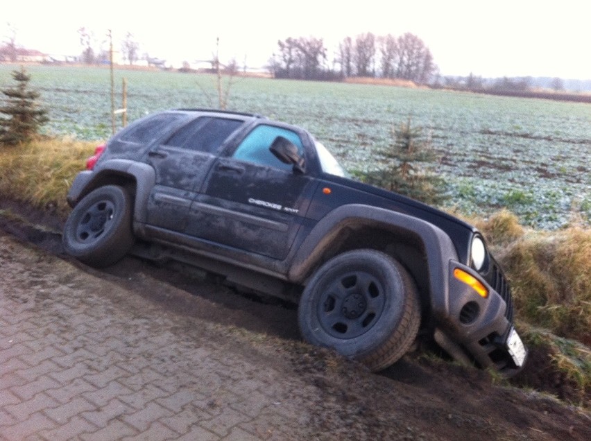 Wrocław: Jeep wjechał do rowu na Strachocinie. Na drogach było dziś ślisko (ZDJĘCIA)