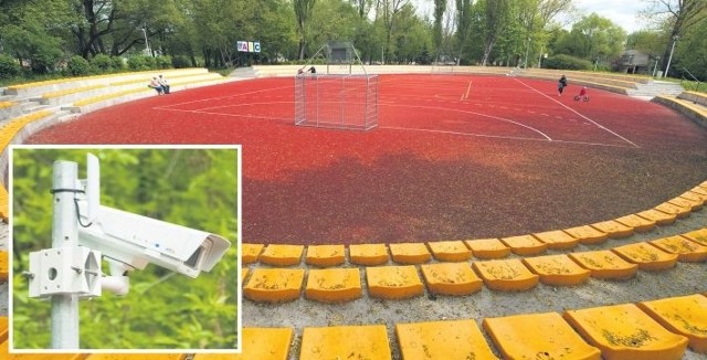 Terenu stadionu ABC strzegą trzy kamery stacjonarne i jedna obrotowa.