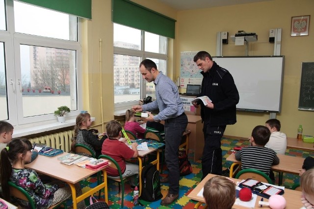 Dzieciom odblaski rozdawał Artur Klimecki z Ekobudu i mł. asp. Tomasz Sujkowski z Komendy Miejskiej Policji w Grudziądzu