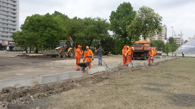 Budowa parkingu na działce przed Superjednostką