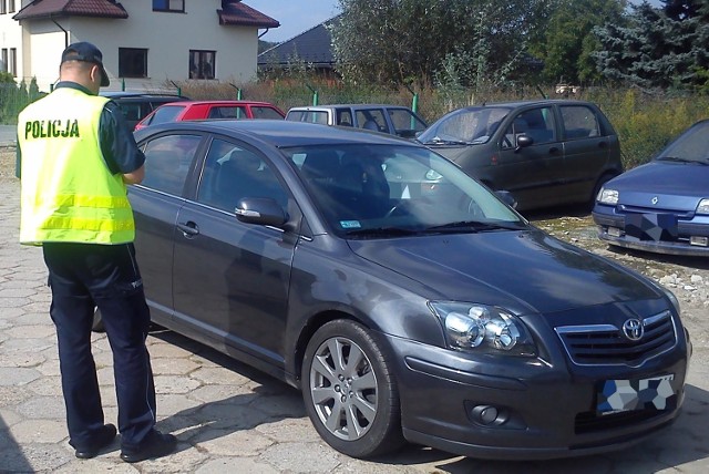 To jeden z samochodów, jaki złodzieje ukradli na terenie województwa lubelskiego: toyota avensis. Radomscy policjanci złapali trzech mężczyzn podejrzanych o kradzież, a samochód odzyskali.