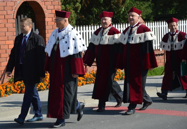 Na czele pochodu rektor Politechniki Krakowskiej prof. Jan Kazior i wójt Adam Samborski