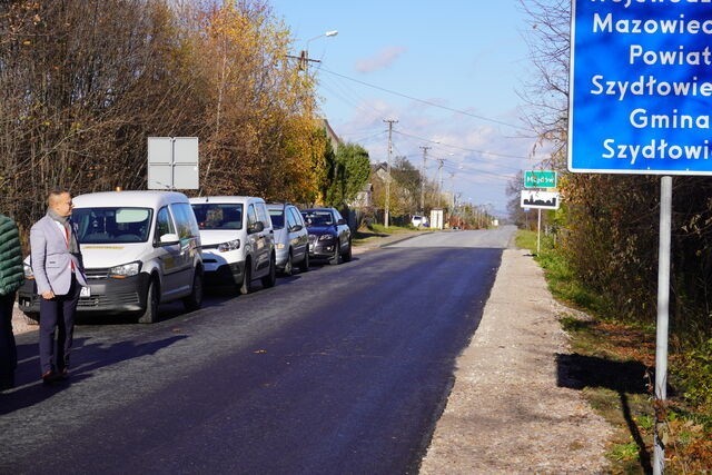 Wyremontowana droga biegnie od strony Bliżyna do Majdowa. Łączy dwie gminy, dwa powiaty i zarazem tyle samo województw.