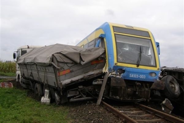 Do groźnego zdarzenia doszło na przejeździe kolejowym w Chróścinie Nyskiej.