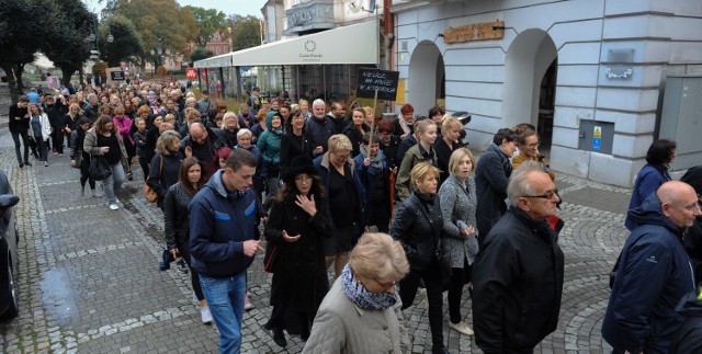 Ulicami Przemyśla przeszło ponad 100 kobiet ubranych na czarno. Sprzeciwiają się zaostrzenia ustawy o planowaniu rodziny, ochronie płodu ludzkiego i warunkach dopuszczalności przerywania ciąży.