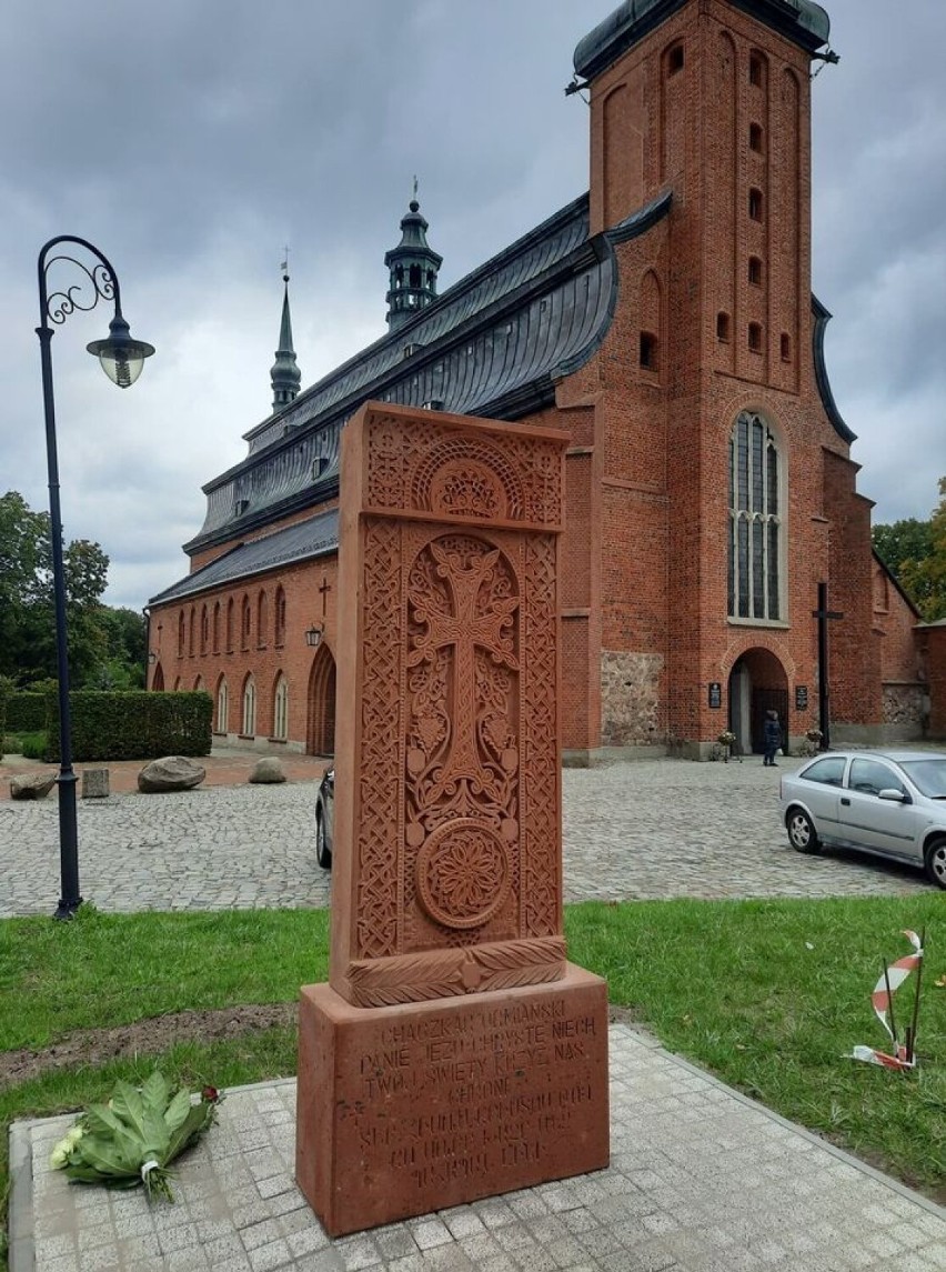 Ormiański chaczkar stanął przy kartuskiej kolegiacie. To dar od Ormian, dla których Polska stała się domem. Zdjęcia