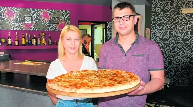 Pizzerię Alternatywa w Sandomierzu prowadzi rodzeństwo - Agnieszka i Łukasz Rączkowscy. Pomysł na to, by dawny bar zmienić w zupełnie inny lokal okazał się strzałem w dziesiątkę. A potwierdzeniem tego jest tytuł najlepszej pizzerii w Świętokrzyskiem.