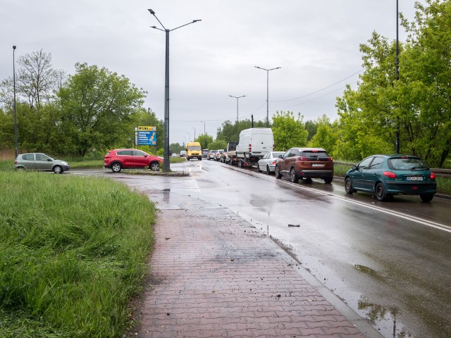 Kierowcy jeżdżący przez ulicę Lenartowicza w Sosnowcu będą musieli liczyć się z korkami. Wprowadzono ruch wahadłowy. Cały czas trwa remont, po którym zniknie wiadukt. Zobacz kolejne zdjęcia. Przesuń w prawo - wciśnij strzałkę lub przycisk NASTĘPNE