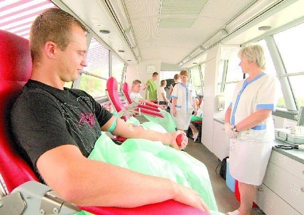 Adam Gerka, jeden z honorowych dawców,  w autobusie Regionalnego Centrum  Krwiodawstwa i Krwiolecznictwa