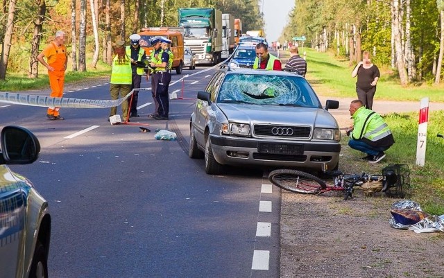 Kierowca zjechał nagle w lewo i wpadł pod jadące za nim audi. Ranny 77-latek trafił do szpitala.Do wypadku doszło w piątek rano na trasie Białystok - Bobrowniki na wysokości miejscowości Bobrowa.