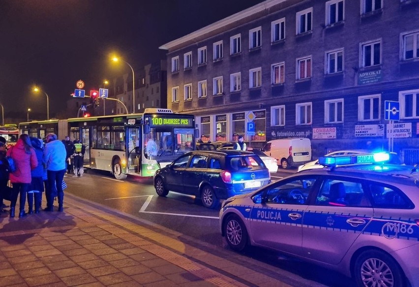 Białystok. Autobus potrącił kobietę na ul. Sienkiewicza. Przechodziła na czerwonym świetle