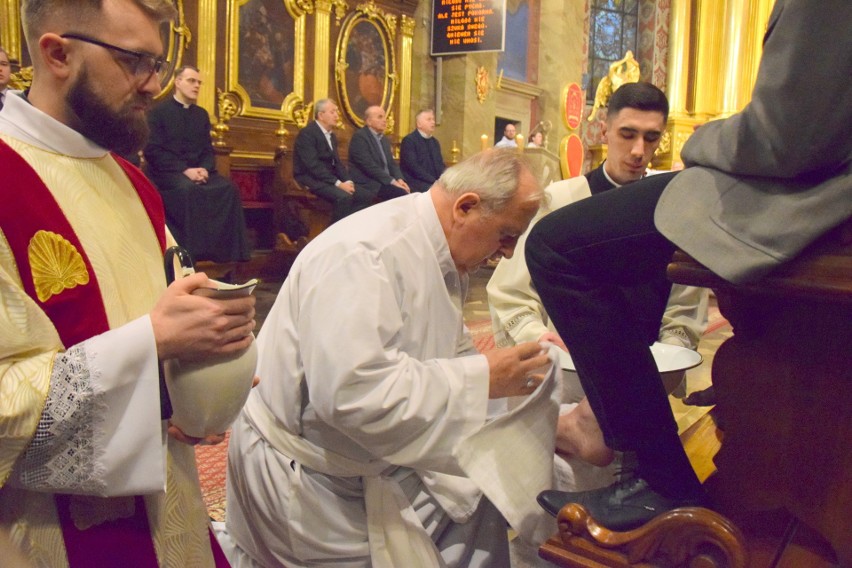 Msza Święta Wieczerzy Pańskiej w Bazylice Katedralnej w Kielcach. Biskup Jan Piotrowski umył nogi dwunastu mężczyznom