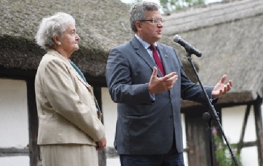 Jadwiga Komorowska, mama prezydenta, ofiarowała dyrektorowi Muzeum Pomorza Środkowego w Słupsku swoją pracę magisterską z 1949 roku na temat relacji między Słowińcami a repatriantami zza Buga. 