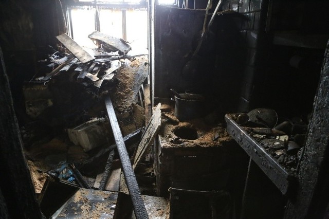 W pożarze na ulicy Bema zginął  50-latek, od którego mieszkania zaczął się pożar.
