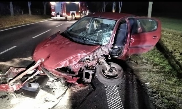 Wypadek w Karolewicach na DK24. W nocy osobówka zderzyła się z tirem.