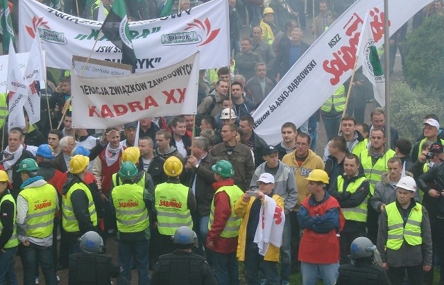 Górnicy w czerwcu protestowali w obronie miejsc pracy i kopalni pod Urzędem Gminy