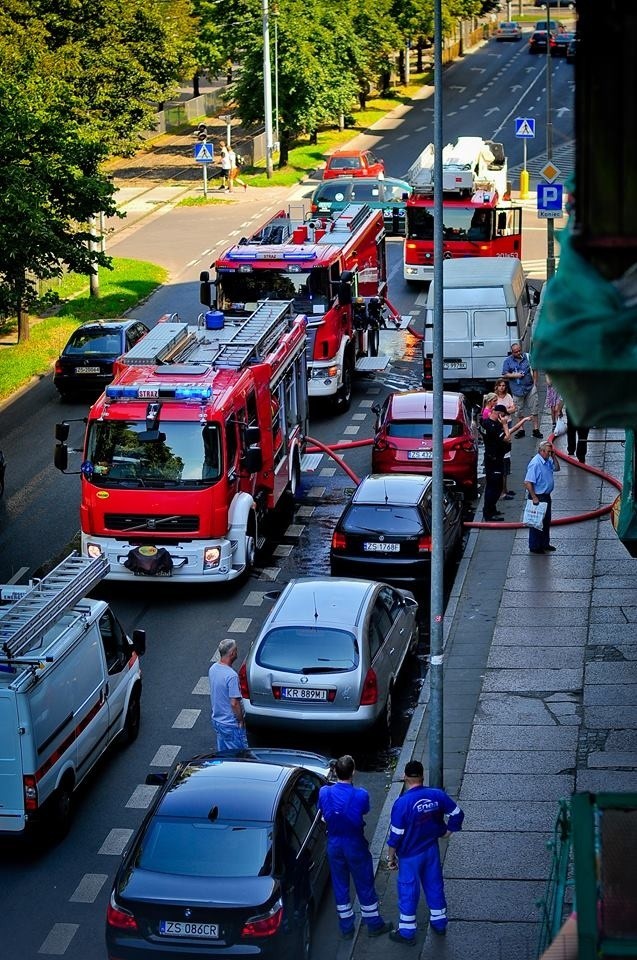 Okazało się, że źródło ognia jest tylko w tej jednej piwnicy i nie grozi rozprzestrzenieniem się.