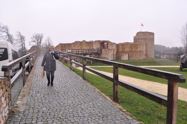 Agata Ceglewska, dyrektorka Gminnego Ośrodka Kultury w Raciążku na tle zagospodarowanych ruin zamku w Inowłodzu