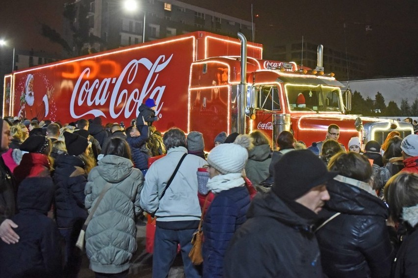 Ciężarówka Coca-Coli w Poznaniu. Koło Tesco tłumy...