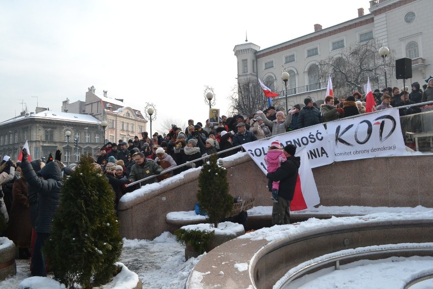 Manifestacja KOD w Bielsku-Białej. Mróz, demokracja, narodowcy i... poseł Pięta [ZDJĘCIA]