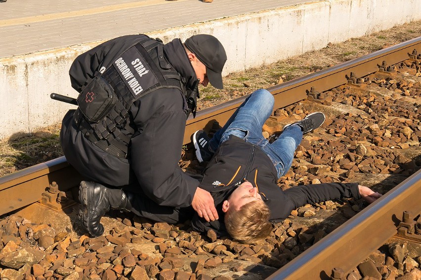 Atak terrorystyczny na dworzec kolejowy. Służby ćwiczyły w Sączu  [ZDJĘCIA]