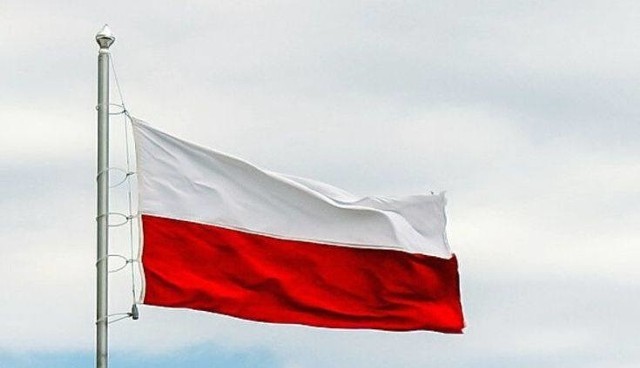 Już dwie gminy z powiatu kazimierskiego zdobyły maszt i flagę sfinansowanie przez polski rząd. Aby tak się stało trzeba było włączyć się do projektu „Pod biało-czerwoną” i zagłosować online na poszczególną gminę. Głosowanie zostało przedłużone do końca grudnia, więc i Twoja gmina ma szansę na rządową pomoc.Jeszcze w sierpniu premier Mateusz Morawiecki ogłosił, że rząd może dać pieniądze każdej z 2477 gmin w Polsce na budowę masztu z polską flagą. Celem jest upamiętnienie setnej rocznicy zwycięstwa w Bitwie Warszawskiej oraz promocja nowoczesnego patriotyzmu.Głosy można oddawać na stronie https://www.gov.pl/web/bialoczerwona. Każdy mieszkaniec danej gminy może oddać jeden głos poparcia na swoją gminę. Popierających projekt musi być odpowiednio wielu. Do realizacji projektu potrzeba 100 głosów dla gmin do 20 tysięcy mieszkańców, 500 głosów dla gmin powyżej 20 000 do 100 000 mieszkańców i 1000 głosów dla gmin powyżej 100 000 mieszkańców - 1000 głosów. Głosy można oddawać do 31.12.2020 do godziny 23.59.  Zobacz ile głosów zdobyły do tej pory poszczególne gminy