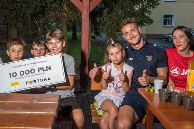 Bojra Galan przywiózł symboliczny czek na spotkanie z dziećmi w Jasienicy Górnej