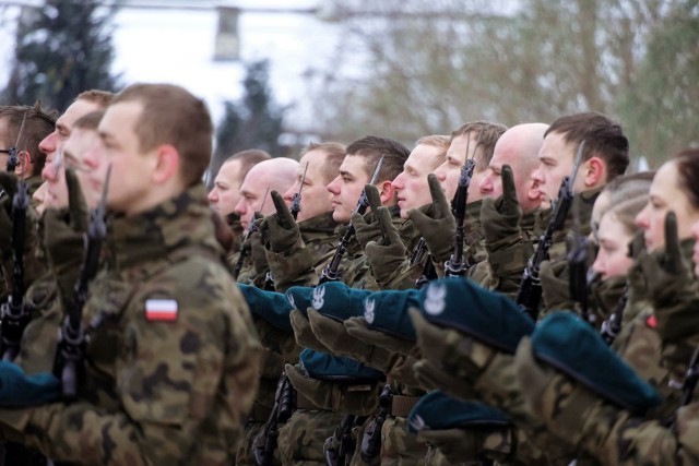 Szkolenie podstawowe kończy się uroczystą przysięgą wojskową. Taką złożyli żołnierze 9 grudnia 2023 r. w Czarnej Białostockiej