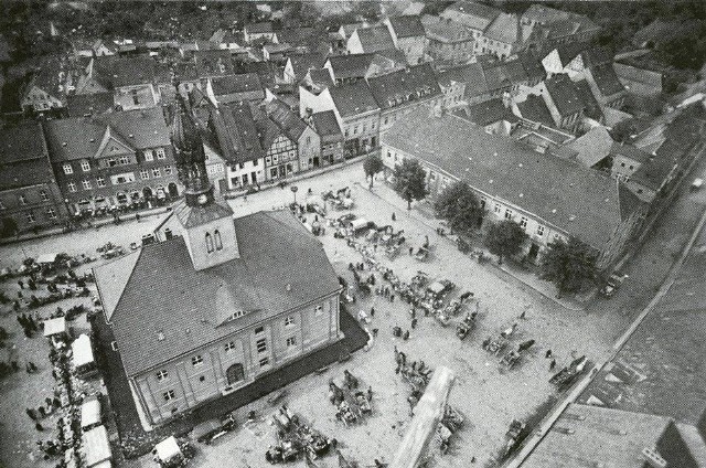 Tak międzyrzecki rynek wyglądał w latach 30. ubiegłego wieku. Dziś nie ma na nim zniszczonych w 1945 r. zabudowań po wschodniej stronie. Jest natomiast plan, żeby je przywrócić...