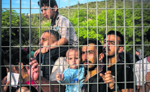 Według planów Komisji Europejskiej Polska ma przyjąć około 11,5 tysiąca uchodźców, którzy teraz koczują na Węgrzech, w Grecji i we Włoszech. Polskie samorządy czekają na decyzję rządu