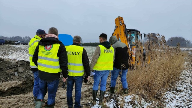 Po kilku odkrywkach okazało się, że odpady znajdują się na głębokości do półtora metra