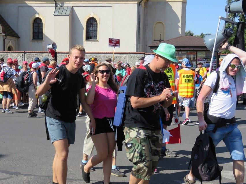 Gliwicka Piesza Pielgrzymka na Jasną Górę 2015: Pielgrzymi wyruszyli z Tworoga [ZDJĘCIA, WIDEO]