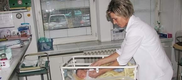 Pielęgniarka Bożena Moskwa w środę przygotowała pierwszego, z trójki noworodków, które mają być przewiezione do grudziądzkiego domu dziecka