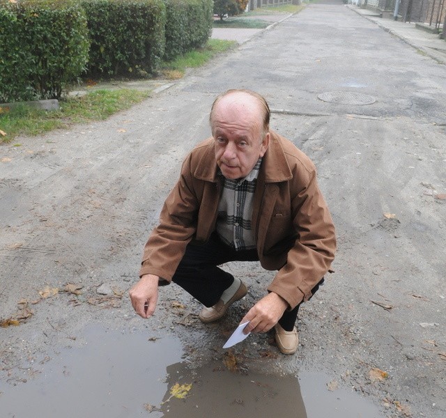 - Do mojego domu asfalt w ogóle nie dochodzi i po każdym deszczu mam kałużę - pokazuje Stanisław Surzyn