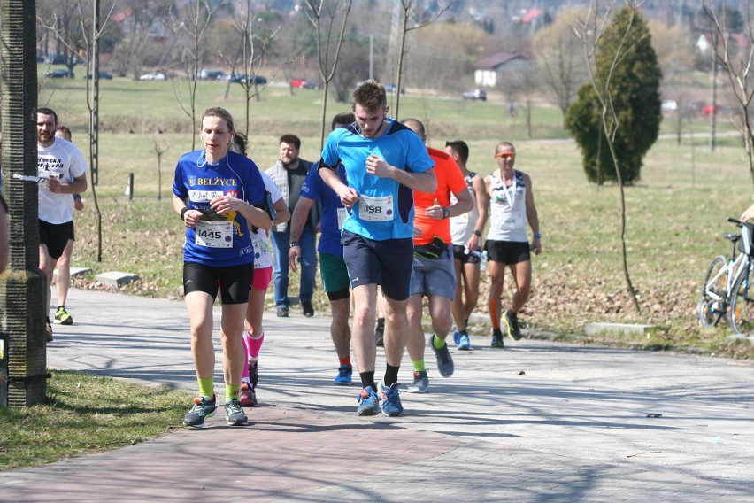 Biegli w niedzielę nad Zalewem Zemborzyckiem. To ostatni bieg z cyklu "Cztery Dychy do Maratonu" [DUŻO ZDJĘĆ]