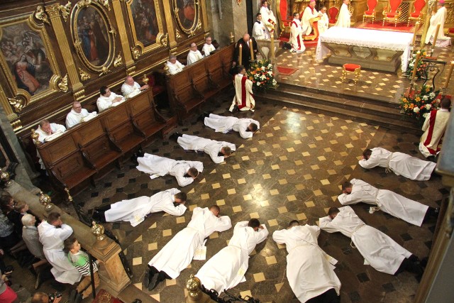 Część rytuału święceń kapłańskich obejmowała śpiew litanii do świętych, podczas którego diakoni leżeli krzyżem na ziemi.