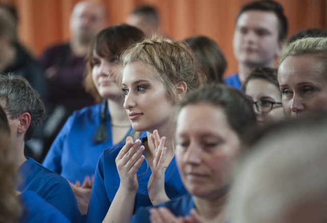 W poniedziałek w Państwowej Wyższej Szkole Zawodowej odbyło się uroczyste wręczenie czepków studentom drugiego roku kierunku pielęgniarstwo. Czepki otrzymało 33 studentów.Zobacz także Dzień otwarty w PWSZ w Koszalinie