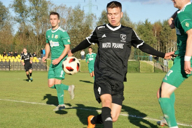 Czarni Połaniec wygrali trzecioligowy mecz z Chełmianka Chełm 2:0 po bramkach Mateusza Jańca i Macieja Witka. Po tym spotkaniu w ekipie prowadzonej przez Piotra Mazurkiewicza zapanowała ogromna radość. Przedstawiamy najważniejsze momenty i kulisy tego pojedynku w obiektywie. Autorem zdjęć jest Tomasz Kaczmarczyk.