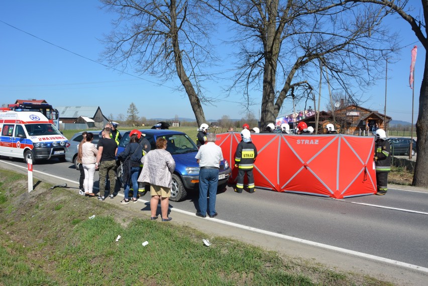Czołowe zderzenie w Czarny Dunajcu. Jedna osoba ranna. Droga jest zablokowana [ZDJĘCIA]