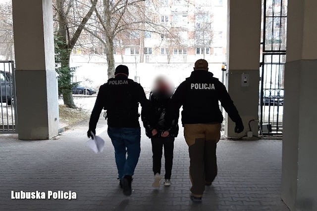 Zielonogórscy policjanci zatrzymali troje sprawców rozboju – dwóch mężczyzn i kobietę. Podejrzani pobili i okradli mężczyznę, który chciał im pomóc, kupując żywność. Decyzją Sądu Rejonowego w Zielonej Górze wszyscy zostali tymczasowo aresztowani.Do dyżurnego komisariatu na osiedlu Pomorskim w Zielonej Górze zgłosił się 37-letni mężczyzna, obywatel Ukrainy, który został napadnięty i pobity przez trzy nieznane mu osoby – dwóch mężczyzn i kobietę. Z relacji pokrzywdzonego wynikało, że napastnicy zabrali mu pieniądze, telefon komórkowy, słuchawki i inne przedmioty, które miał przy sobie.Policjanci z I komisariatu natychmiast przystąpili do działań. Podejrzani o rozbój zostali zatrzymani następnego dnia po napaści na osiedlu Pomorskim. Pokrzywdzony rozpoznał wszystkie osoby.Okazało się, że 37-latek padł ofiarą własnej dobroci. Gdy zobaczył jednego ze swoich późniejszych oprawców - 29-latka, chciał mu pomóc, widząc, że ten źle wygląda. Zaproponował, że kupi mu kawę i coś do jedzenia. 29-latek zgodził się, a następnie zaprosił, żeby poszedł z nim do pobliskiego baraku. Gdy weszli do środka, zastali tam dwie inne osoby: 38-letnią kobietę i 35-letniego mężczyznę, którzy poprosili, żeby obywatel Ukrainy kupił im coś do jedzenia i alkohol. Ten zgodził się bez wahania i poszedł z jednym z mężczyzn do pobliskiego marketu. Gdy wrócili, stało się coś, czego 37-letni Ukrainiec z pewnością się nie spodziewał. Został dotkliwie pobity przez swoich nowych znajomych, którzy następnie przeszukali mu kieszenie oraz ukradli plecak z telefonem, pieniędzmi i innymi rzeczami osobistymi. Przestraszony, pobity 37-latek wrócił do domu, a następnego dnia poszedł do pracy. Gdy w pracy  zobaczyły go koleżanki, natychmiast poleciły zgłosić się na policję. - Mimo, że od zdarzenia upłynęło kilkanaście godzin, dzielnicowi z I komisariatu bardzo szybko ustalili, kim są sprawcy i zatrzymali ich. Napastnicy to osoby dobrze znane policjantom i często zatrzymywane za podobne przestępstwa. Wszyscy usłyszeli zarzuty rozboju, za które to przestępstwo Kodeks karny przewiduje karę od 2 do 12 lat pozbawienia wolności. Obaj zatrzymani mężczyźni będą odpowiadać w warunkach recydywy, co oznacza, że grozi im nawet do 18 lat pozbawienia wolności – informuje podinspektor Małgorzata Stanisławska, rzeczniczka Komendy Miejskiej Policji w Zielonej Górze.Decyzją Sądu Rejonowego w Zielonej Górze wszyscy troje zostali tymczasowo aresztowani na trzy miesiące. Sprawa jest prowadzona pod nadzorem Prokuratury Rejonowej w Zielonej Górze.Czytaj także: Ponad 200 policyjnych interwencji w święta w powiecie zielonogórskim