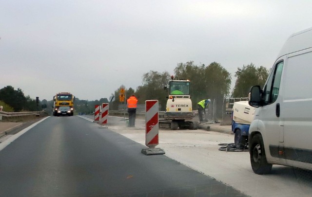 Na ulicy Bolesława Zwolińskiego w Rajcu Szlacheckim remontowany jest wiadukt.