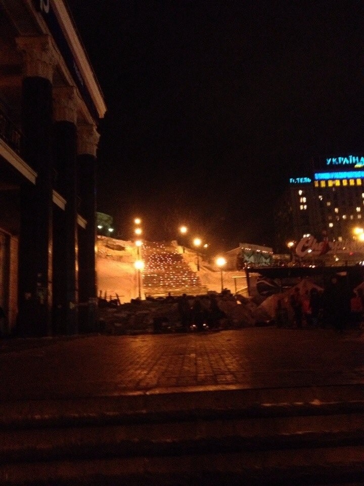 Schody na Majdan. Żeby nimi zejść, trzeba omijać palące się...