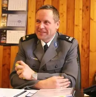 Komendant tucholskiej policji Krzysztof Bodziński ma powody do uśmiechu - jest zadowolony ze współpracy z samorządami lokalnymi.