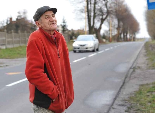 - Czekamy na chodnik w Lubogórze od lat i aż nie chce się wierzyć, ze w przyszłym roku dostaniemy taki prezent - przyznaje Eugeniusz Ciewro