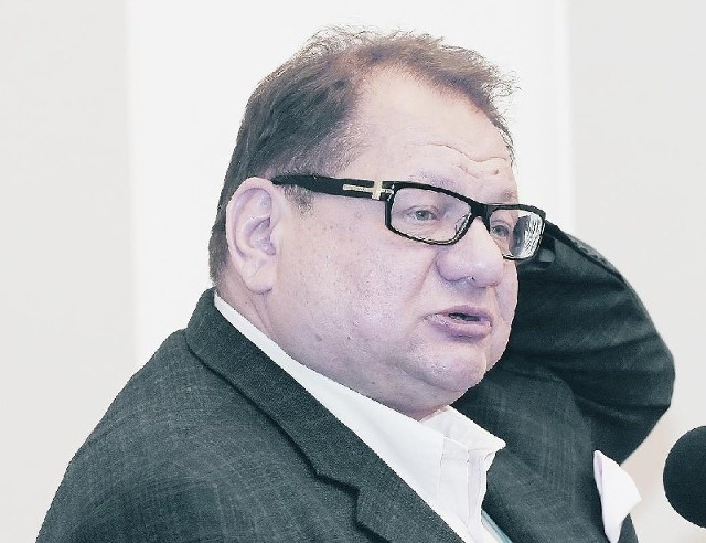 Ryszard Kalisz ma 55 lat, jest posłem SLD, byłym ministrem spraw wewnętrznych i administracji, z wykształcenia prawnikiem. W 2011 r. przegrał z Leszkiem Millerem wybory na szefa klubu poselskiego SLD. Zasiada w zarządzie krajowym partii.