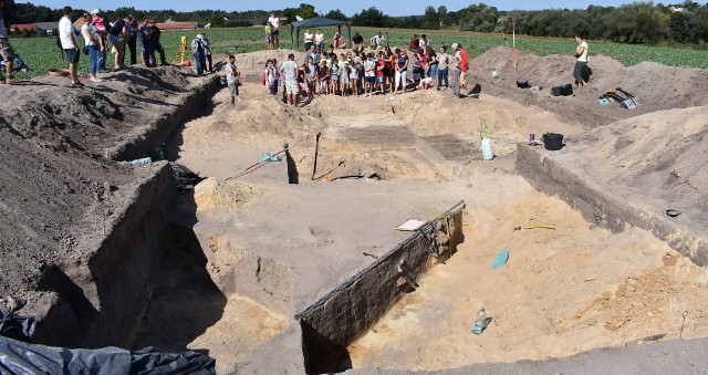 Archeolodzy z Krakowa prowadzą badania wykopaliskowe w Rzemienowicach koło Opatowca.