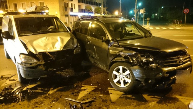 W czwartek około godz. 20 na skrzyżowaniu ulic Mickiewicza, Zwierzynieckiej i Pod Krzywą zderzyły się dwa auta.
