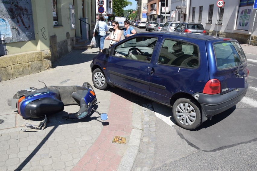 Nowy Sącz. Wypadek przy rogu ulicy Lwowskiej i Kochanowskiego. Zderzył się samochód ze skuterem